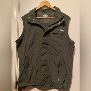 Columbia Men's olive Green OMNI-SHADE sun protection Vest